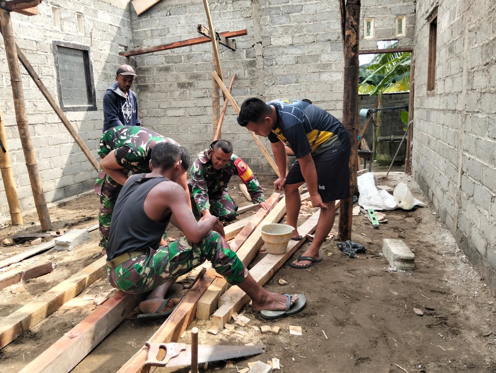 Gotong Royong Satgas TMMD 125 Kodim 0825/Banyuwangi Wujudkan Rumah Layak Huni untuk Warga Siliragung