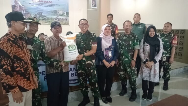 Dandim 0825/Banyuwangi Hadiri Vicon Penyaluran Bantuan Pangan dan SPHP Bersama Menhan dan Panglima TNI