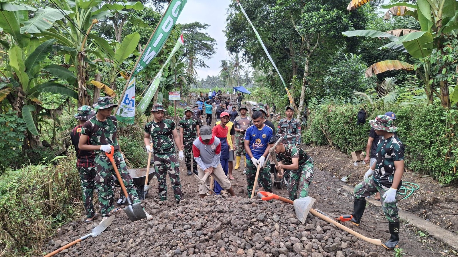 Satukan Tenaga, TNI dan Warga Dorong Angkong Demi Pembangunan di Pelosok Siliragung