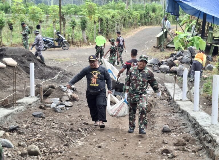 Berat Sama Dipikul, Ringan Sama Dijinjing — TMMD 125 Kodim 0825/Banyuwangi Angkut Material dengan Semangat Rakyat