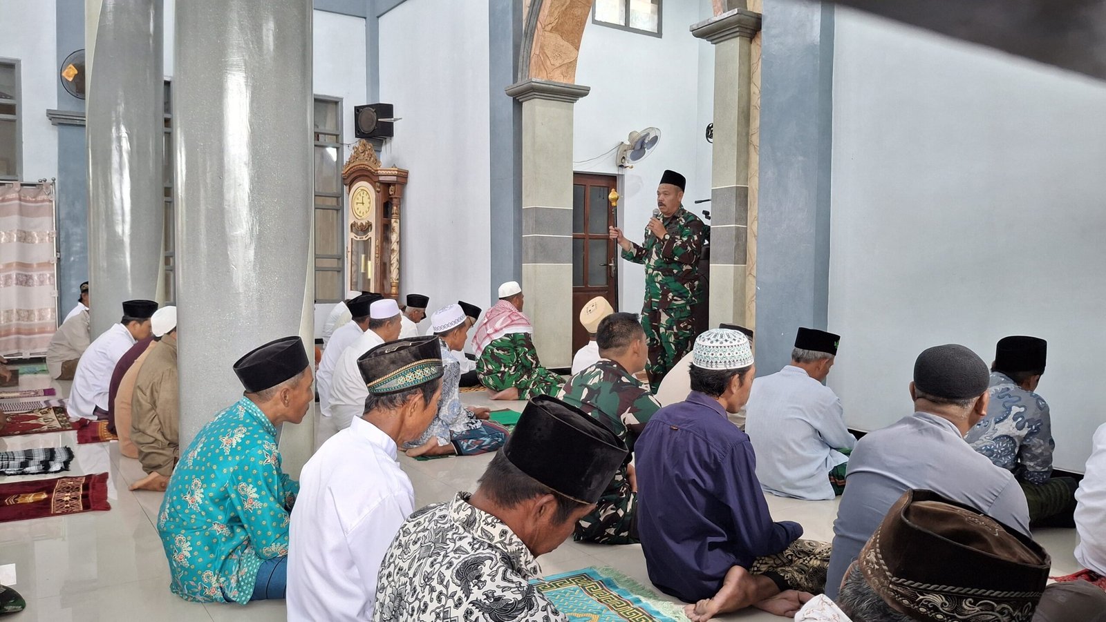 Anggota Bintal TMMD 125 Kodim 0825/Banyuwangi Sampaikan Khutbah Jumat di Siliragung