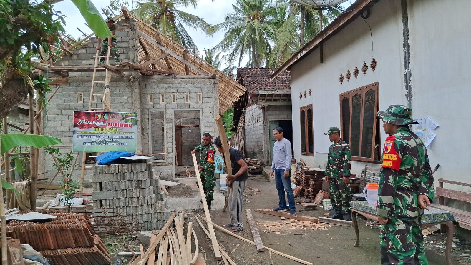 Dansatgas TMMD ke-125 Tinjau Progres RUTILAHU Rumah Ibu Sulami di Desa Kesilir, Wujudkan Hunian Layak