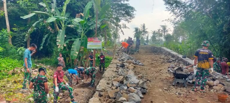 Satgas TMMD 125 Kodim 0825/Banyuwangi Semangat Bangun Jembatan Penghubung Antar Desa