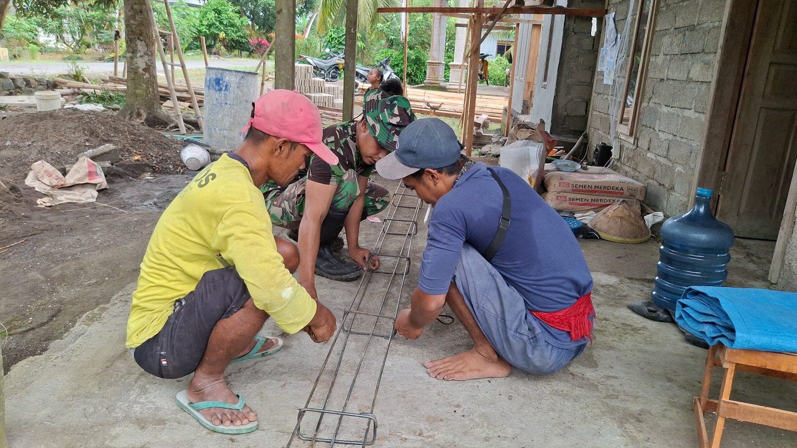 Satgas TMMD 125 Kodim Banyuwangi Bangun Rutilahu untuk Warga Kurang Mampu