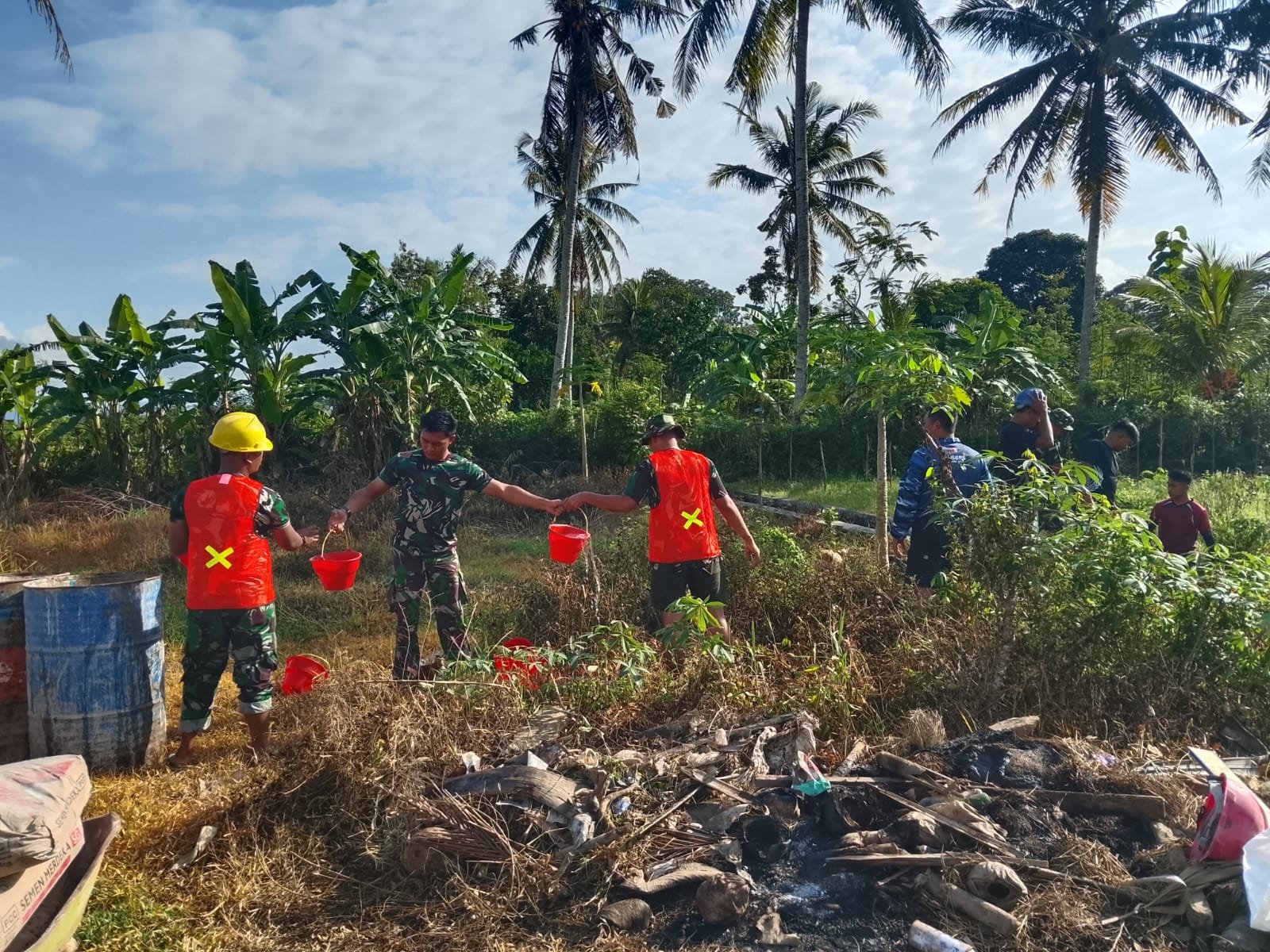 Sinergi TNI Wujudkan Kesejahteraan Petani, Babinsa dan Yon Lanud Abd Saleh Bangun Irigasi di Siliragung Melalui TMMD ke-125