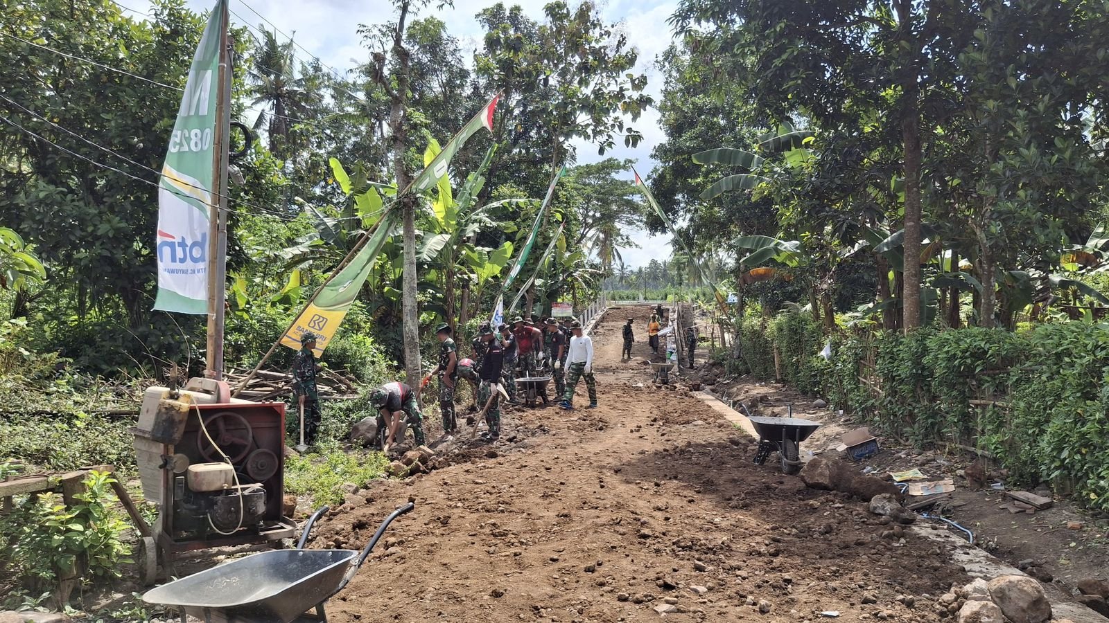 Semangat Gotong Royong Satgas TMMD ke-125 Kodim 0825/Banyuwangi dan Warga Wujudkan Jembatan Impian
