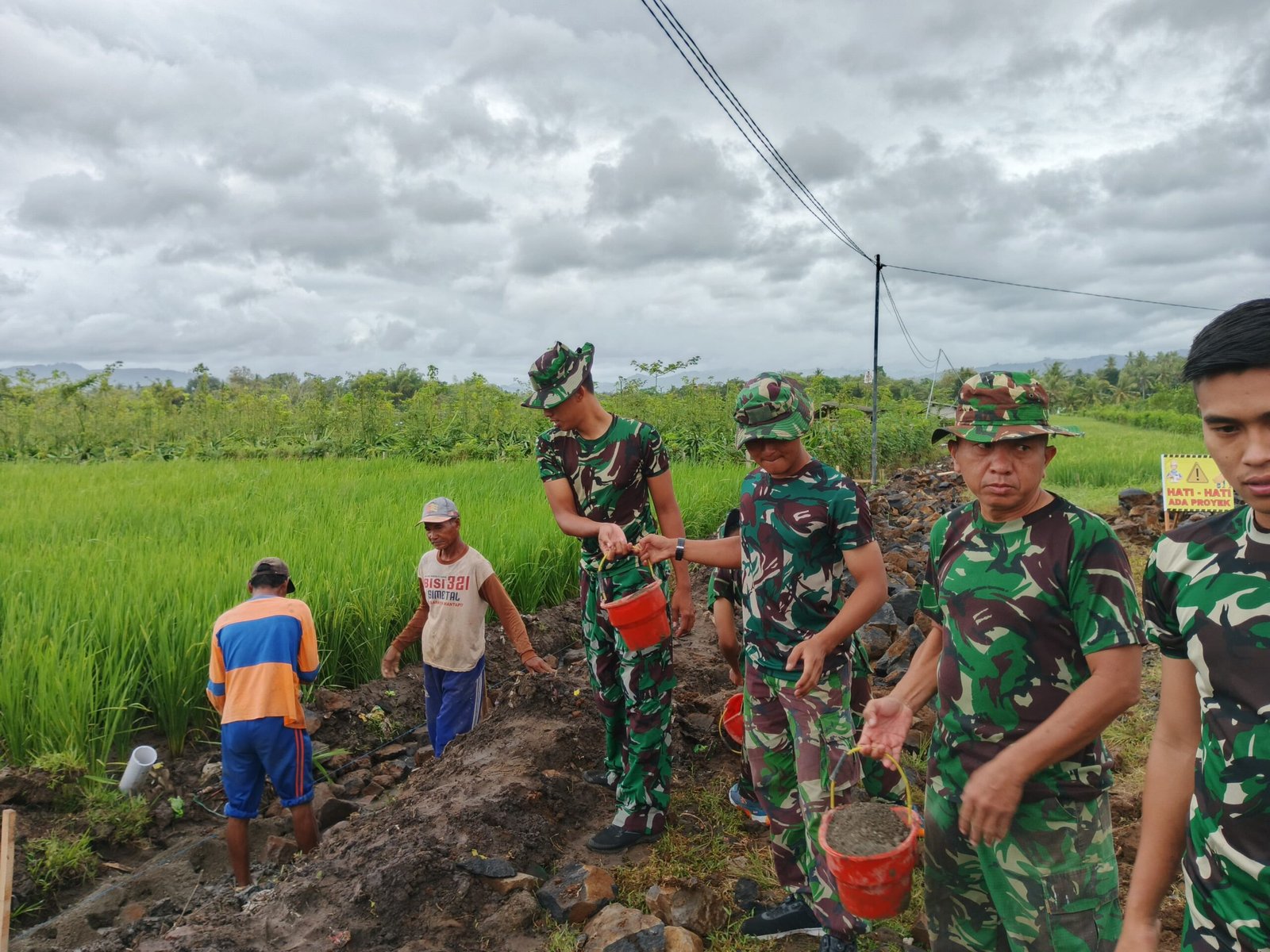 TNI dan Warga Desa Siliragung Bersatu Padu Percepat Pembangunan Saluran Irigasi