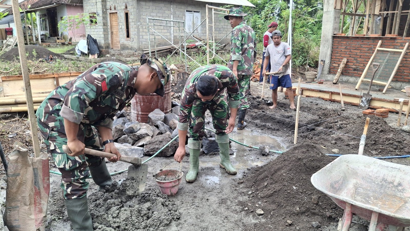 TMMD Ke-125 Kodim 0825/Banyuwangi Lanjutkan Pembangunan MCK di Siliragung