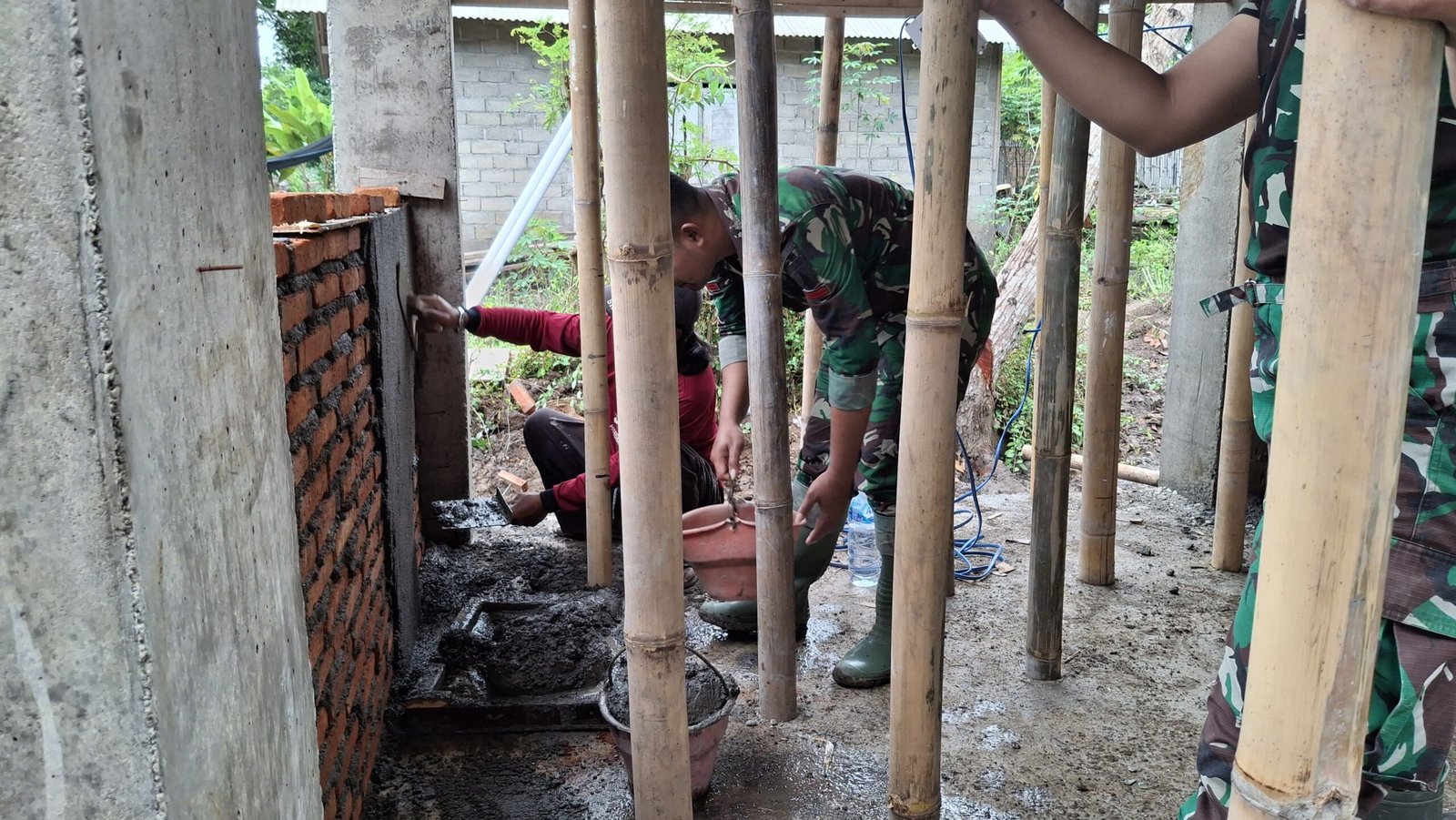 Gotong Royong di Siliragung: Babinsa dan Satgas TMMD Percepat Pengeboran Sumur untuk Warga
