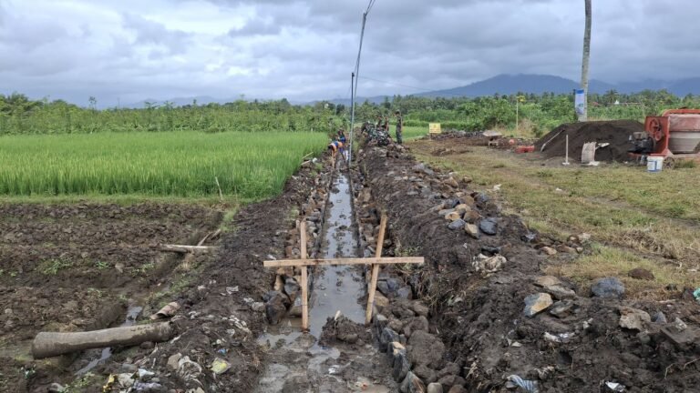 Gotong Royong TNI dan Warga Bangun Saluran Irigasi Demi Masa Depan Pertanian Siliragung