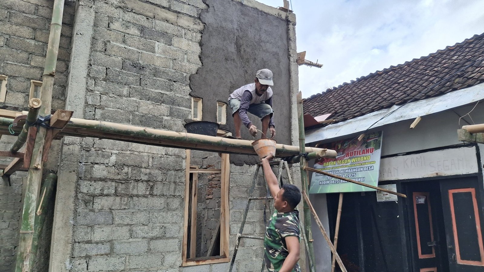 Satgas TMMD 125 Kodim 0825/Banyuwangi Semangat Bangun Rutilahu di Siliragung