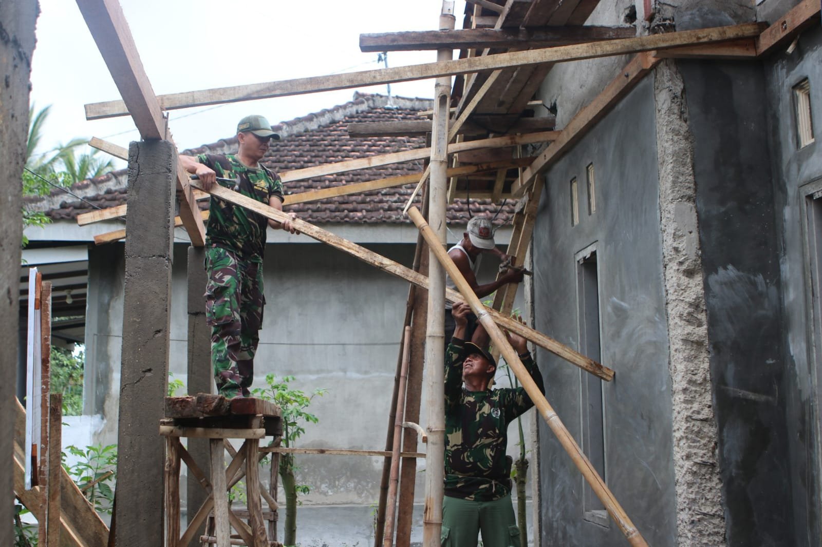 Satgas TMMD Ke-125 Kodim 0825/Banyuwangi Lanjutkan Pembangunan Rutilahu Ibu Sulami di Dusun Silirsari