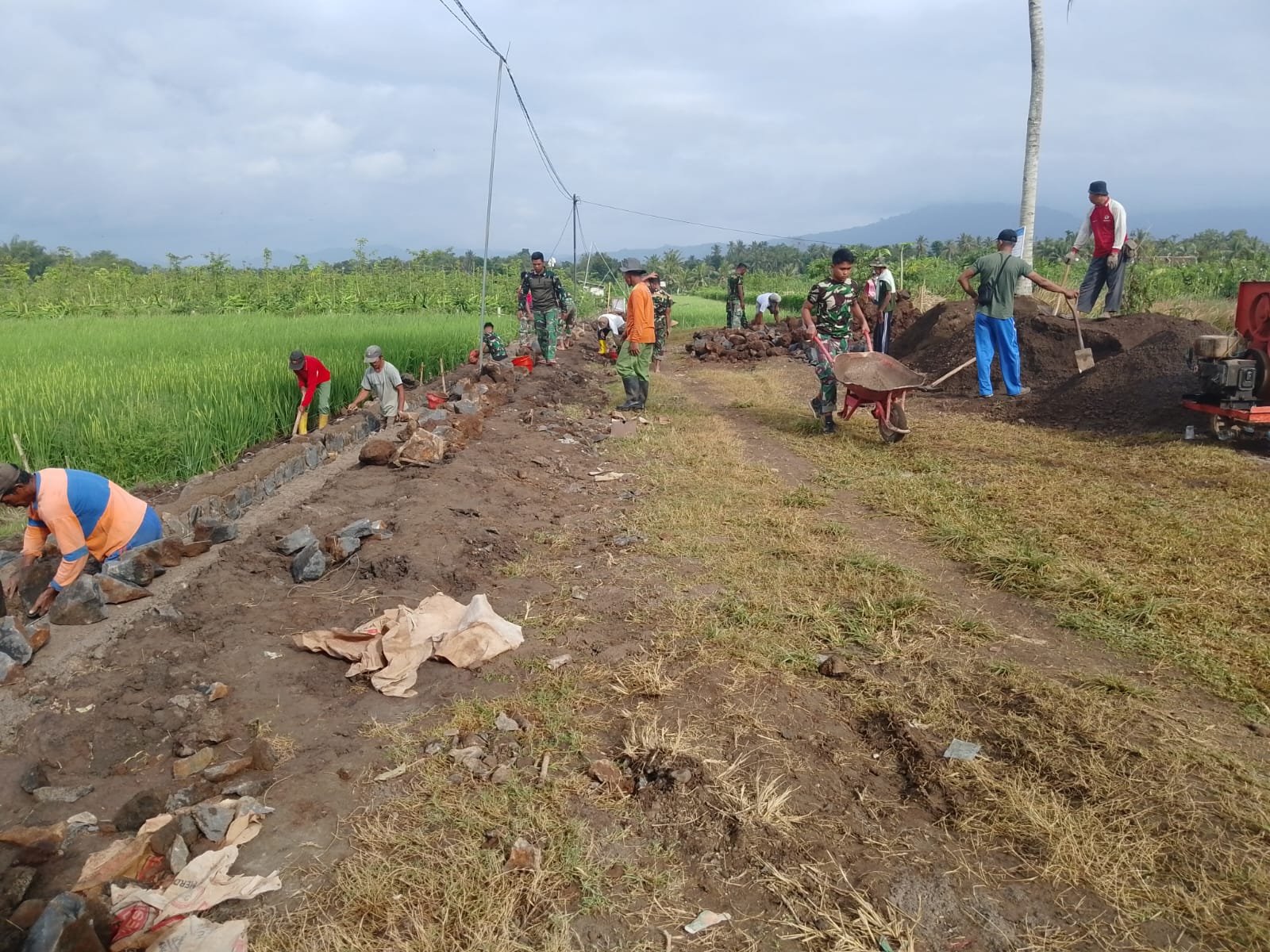 Wujudkan Ketahanan Pangan, Pembangunan Irigasi TMMD Ke-125 Di Desa Kesilir Terus Dikebut