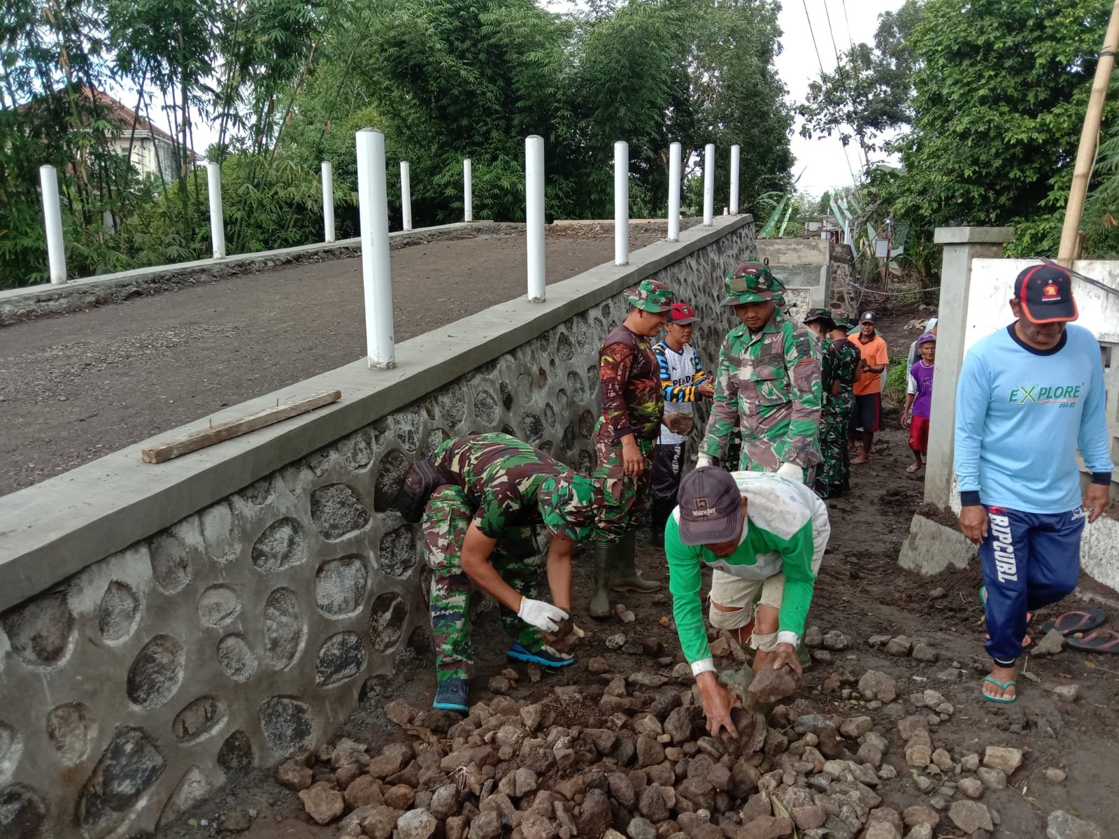 Satgas TMMD 125 Kodim 0825/Banyuwangi Laksanakan Penimbunan dan Pembuatan Selokan di Siliragung
