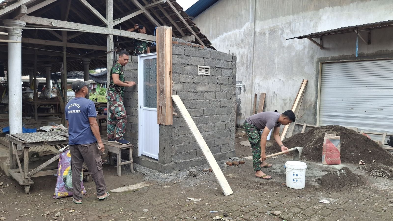Satgas TMMD Bangun Fasilitas MCK di Pasar Tradisional Siliragung