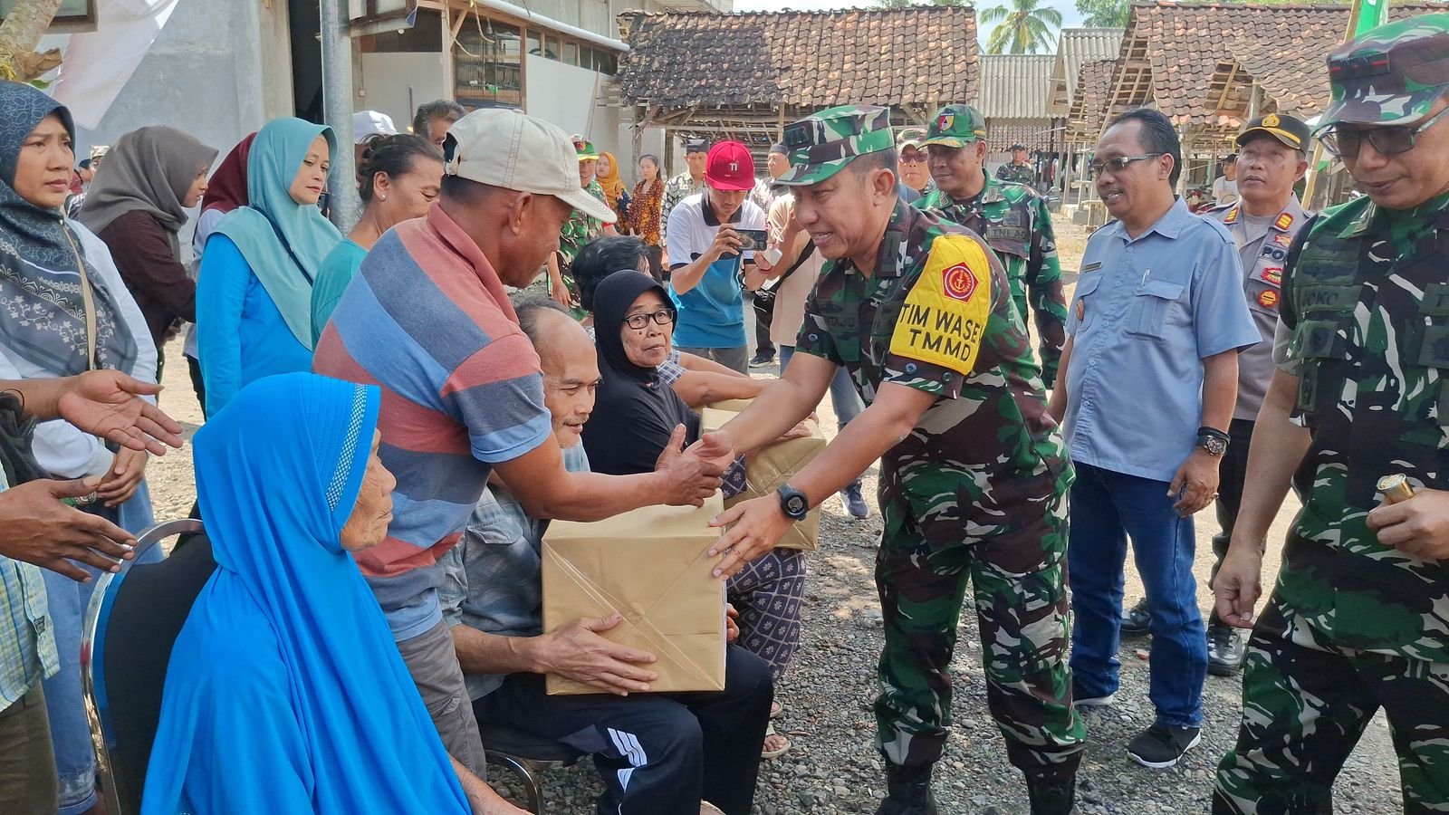 Tim Wasev TMMD ke-125 Gelar Bakti Sosial di Kecamatan Siliragung