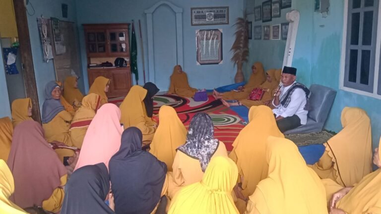 Serka Suin Bintal Korem 083/Bdj Pimpin Pengajian Ibu-Ibu di Desa Kesilir, Satgas TMMD ke-125 Ta. 2025