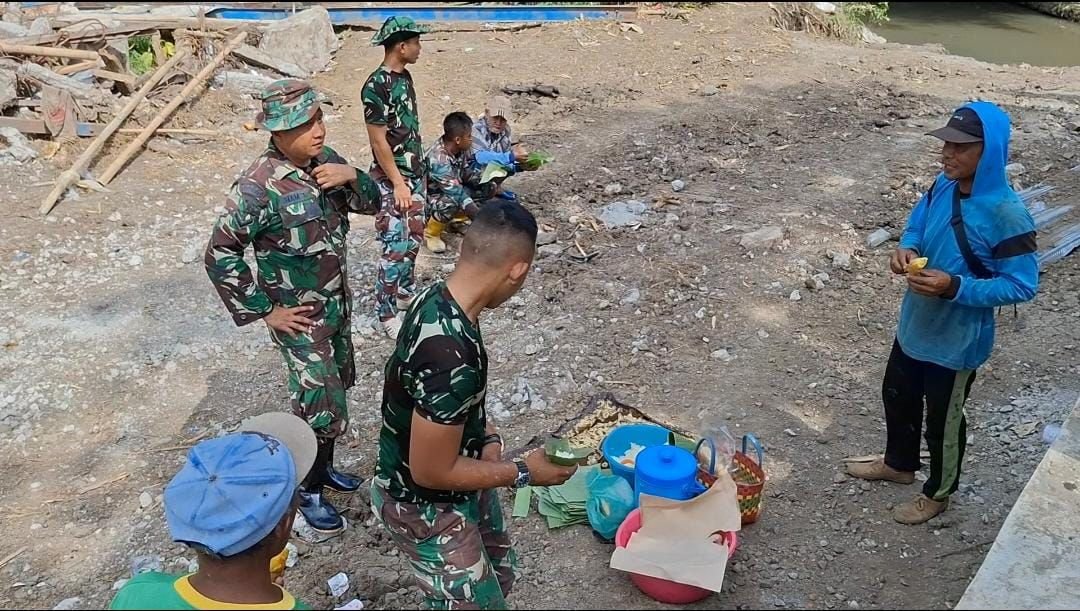 Keakraban Satgas TMMD ke-125 dan Warga di Tengah Pembangunan