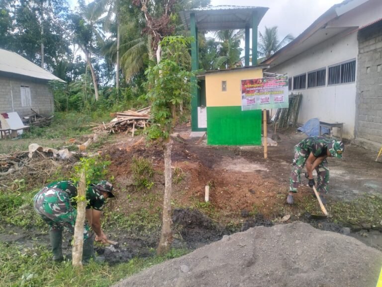 Anggota Satgas TMMD Lakukan Pembersihan di Sekitar Sumur Bor dan MCK
