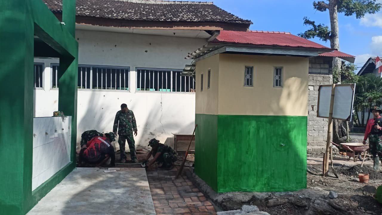 Satgas TMMD Selesaikan Pengecatan MCK di Dusun Tegalwagah