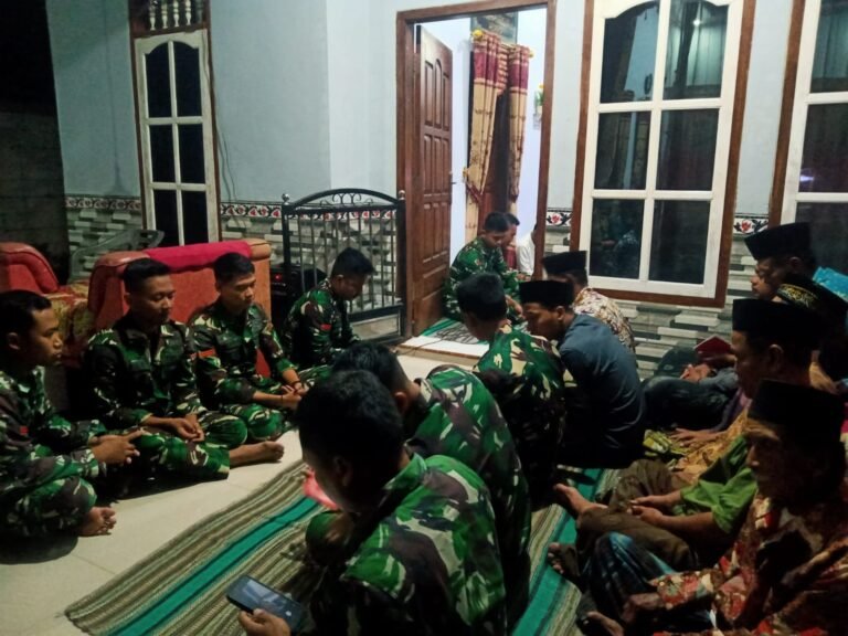 Bintalrem Satgas TMMD 125 Kodim Banyuwangi Laksanakan Yasinan Bersama Warga di Rumah Bapak Jamroni