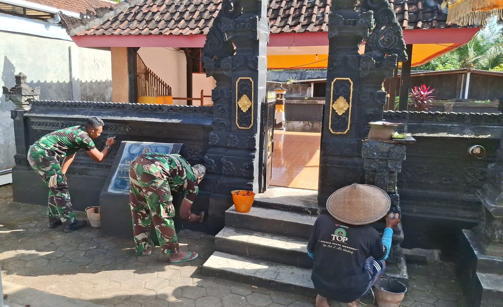 Satgas TMMD ke-125 dan Warga Bersatu Mengecat Pura, Simbol Kuat Toleransi Beragama