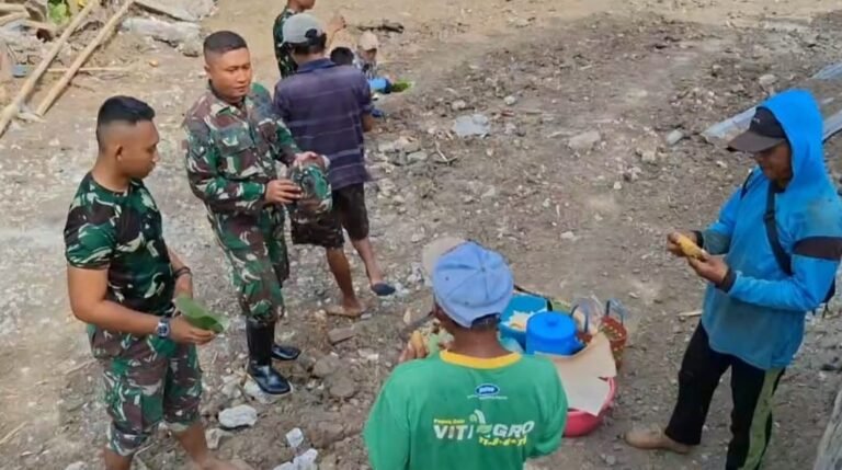 Satgas TMMD ke-125 Kodim 0825/Banyuwangi Humanis dengan Warga di Sela Istirahat