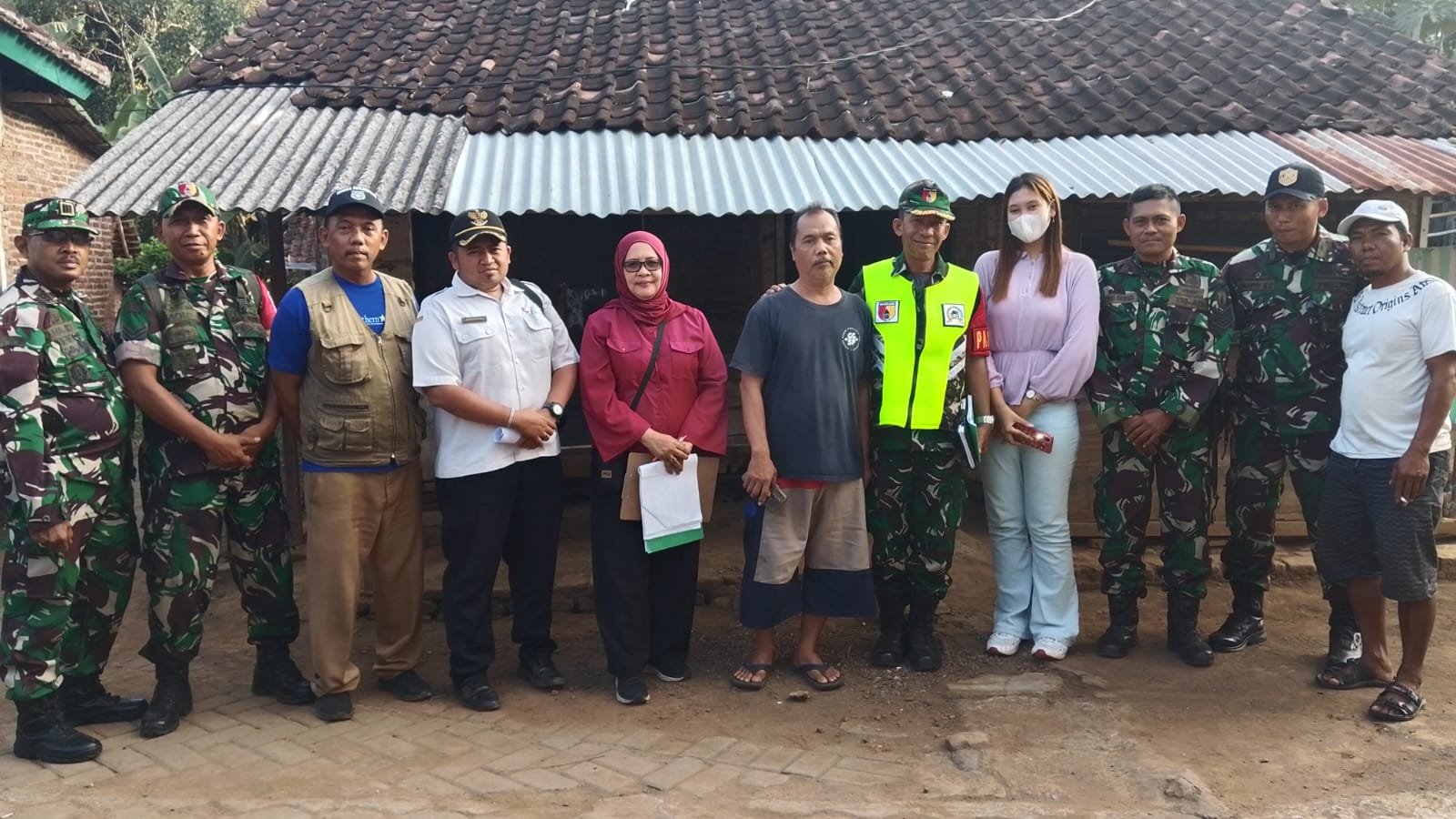 Pelaksanaan Kunjungan Tim Bakesbangpol Provinsi Jatim dalam Rangka Survei Sasaran RTLH di Wilayah Kodim 0825/Banyuwangi