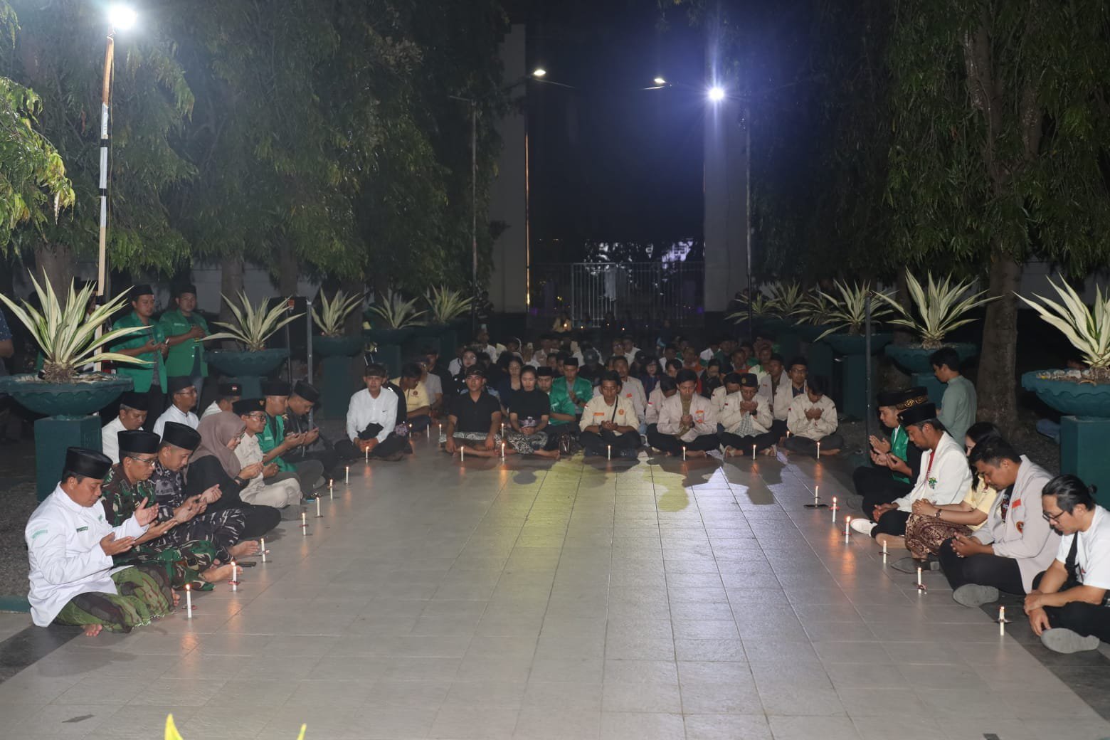 Dandim 0825/Banyuwangi Bersama Forkopimda Laksanakan Doa Bersama Pemuda Lintas Agama di Taman Makam Pahlawan