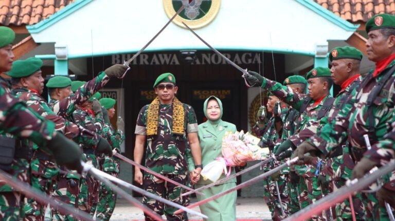 Acara Penerimaan Dandim 0825,/Banyuwangi Letkol Arm Triyadi Indra Wijaya S.H., M.I.P. Dan Pelepasan Letkol Arh Joko Sukoyo, S.Sos.M.Han. Di Makodim 0825/Banyuwangi