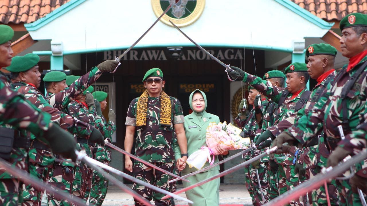 Acara Penerimaan Dandim 0825,/Banyuwangi Letkol Arm Triyadi Indra Wijaya S.H., M.I.P. Dan Pelepasan Letkol Arh Joko Sukoyo, S.Sos.M.Han. Di Makodim 0825/Banyuwangi
