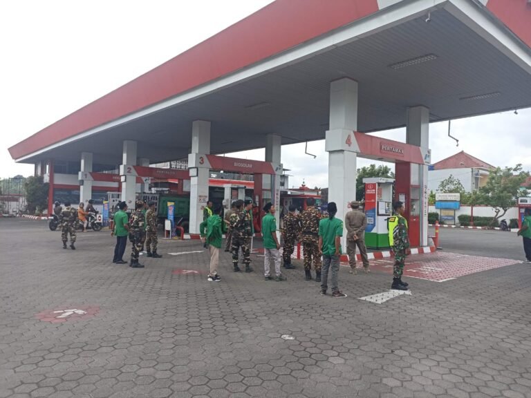 Personil Koramil 0825/06 Gambiran beserta Satpol PP, Banser dan GP Ansor Perkuat Sinergi dalam Apel Bersama Jaga Kondusifitas Wilayah.