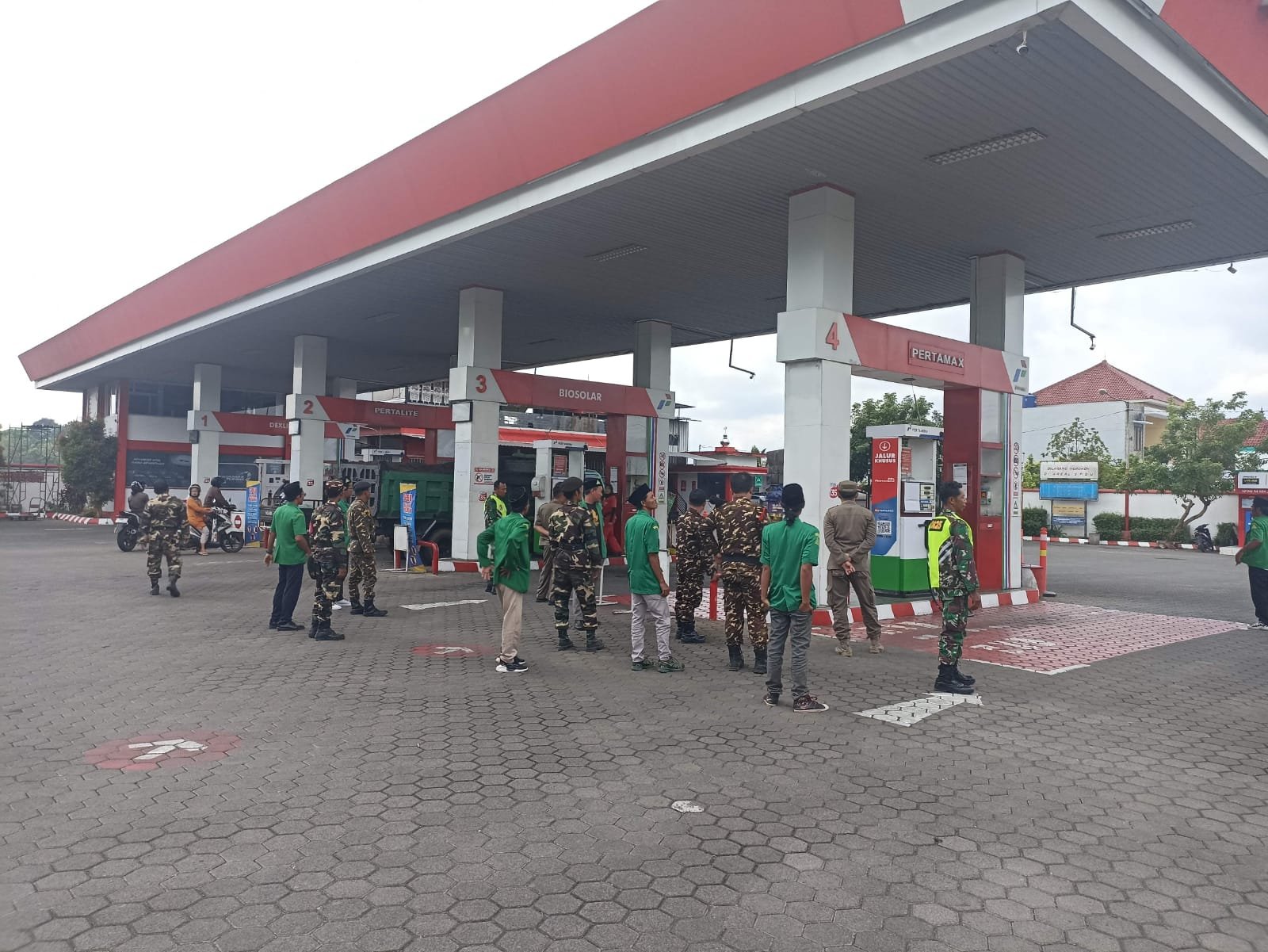 Personil Koramil 0825/06 Gambiran beserta Satpol PP, Banser dan GP Ansor Perkuat Sinergi dalam Apel Bersama Jaga Kondusifitas Wilayah.