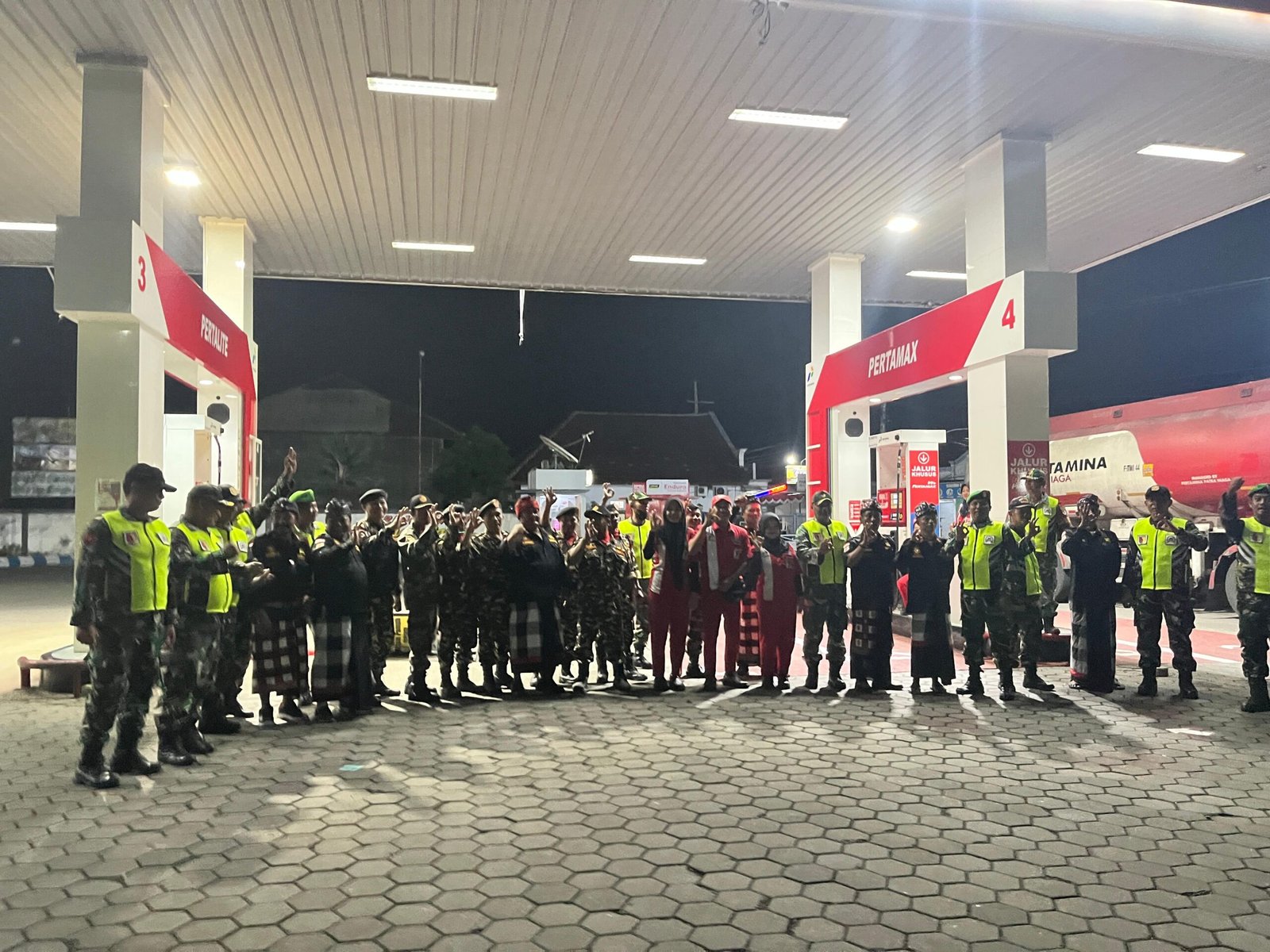 Koramil Bangorejo Bersama Banser dan Pecalang Gelar Apel Malam Siaga Gabungan