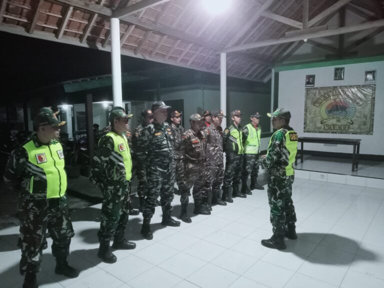 Apel dan Patroli Gabungan TNI Bersama Komponen Pendukung Jaga Kamtibmas di Kecamatan Kabat
