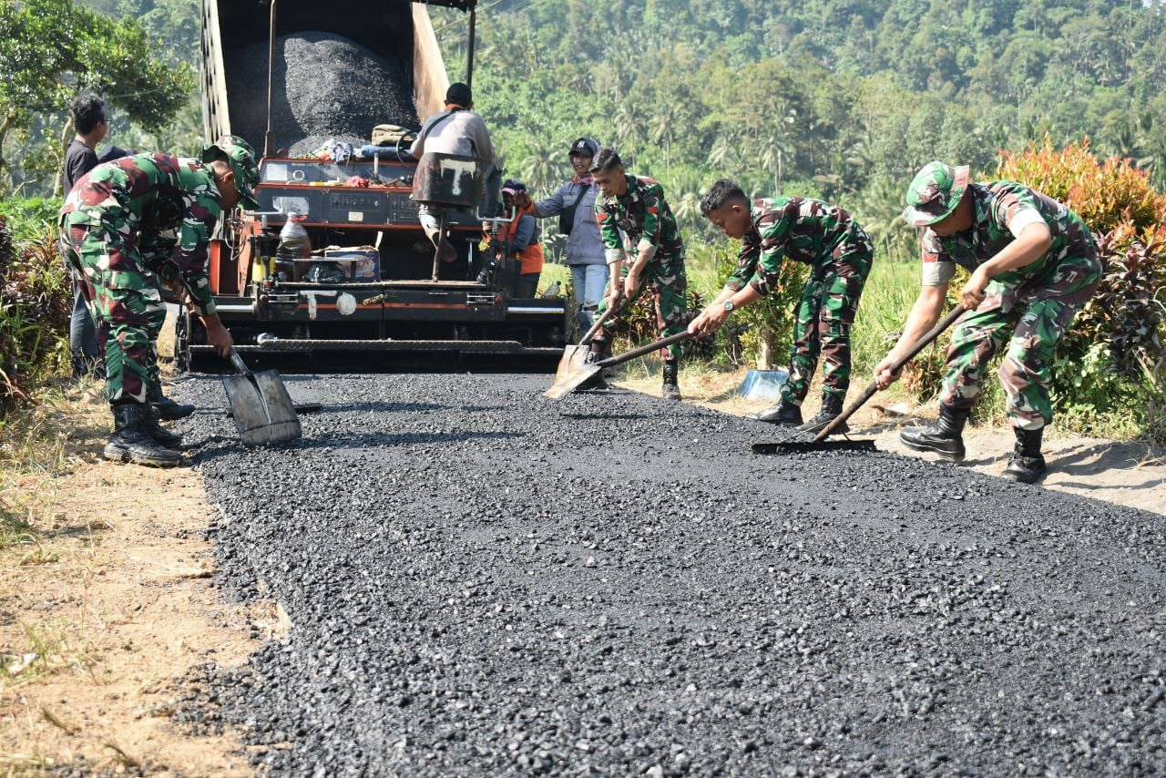 Satgas TMMD ke-126 Kodim 0818/Malang Batu Melaksanakan Pengaspalan Jalan di Dusun Sukomaju Dalam rangka mendukung percepatan pembangunan infrastruktur desa