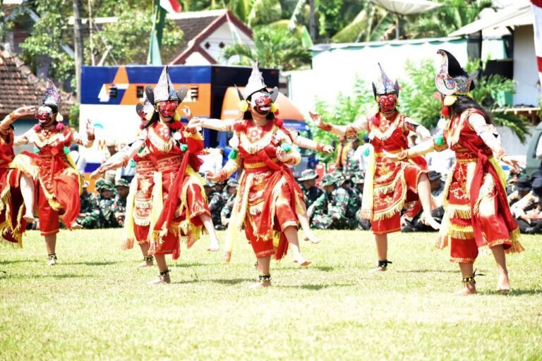 Tari Cucuk Lampah dan Bapang Sambut Kedatangan Pejabat dalam Pembukaan TMMD ke-126 Kodim 0818/Malang-Batu