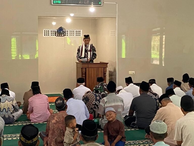 Pabintal Korem 083/Bdj Letda Inf Jaenuri memberikan khutbah Sholat Jumat di Masjid Al-Amin, Desa Lebakharjo, Kecamatan Ampelgading, Kabupaten Malang