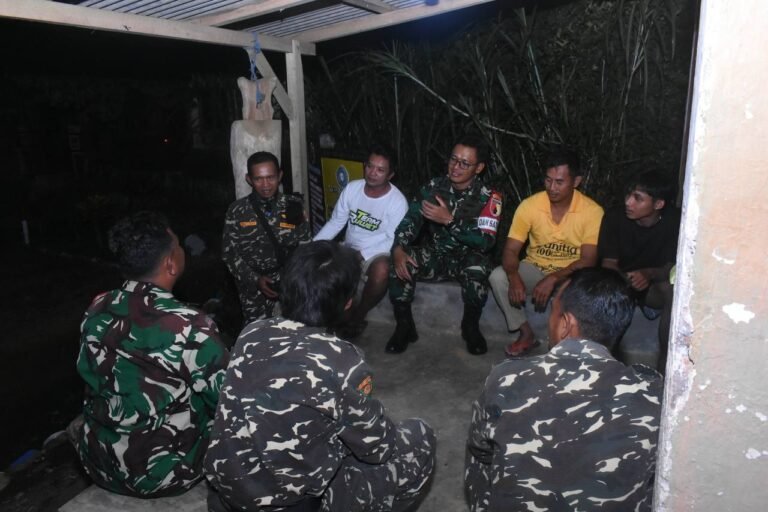 Suasana malam di Desa Lebakharjo, Kecamatan Ampelgading, Kabupaten Malang, Jawa Timur, pada Jumat (10/10/2025) terasa hangat dan penuh keakraban. Terlihat saat tawa canda Dandim 0818/Malang-Batu, Letkol Czi Bayu Nugroho, bersama warga duduk bersama di pos siskamling desa Lebakharjo.