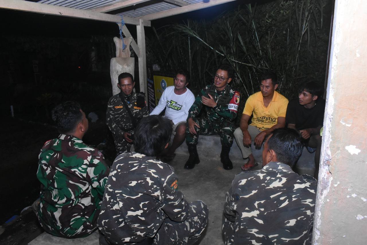 Suasana malam di Desa Lebakharjo, Kecamatan Ampelgading, Kabupaten Malang, Jawa Timur, pada Jumat (10/10/2025) terasa hangat dan penuh keakraban. Terlihat saat tawa canda Dandim 0818/Malang-Batu, Letkol Czi Bayu Nugroho, bersama warga duduk bersama di pos siskamling desa Lebakharjo.