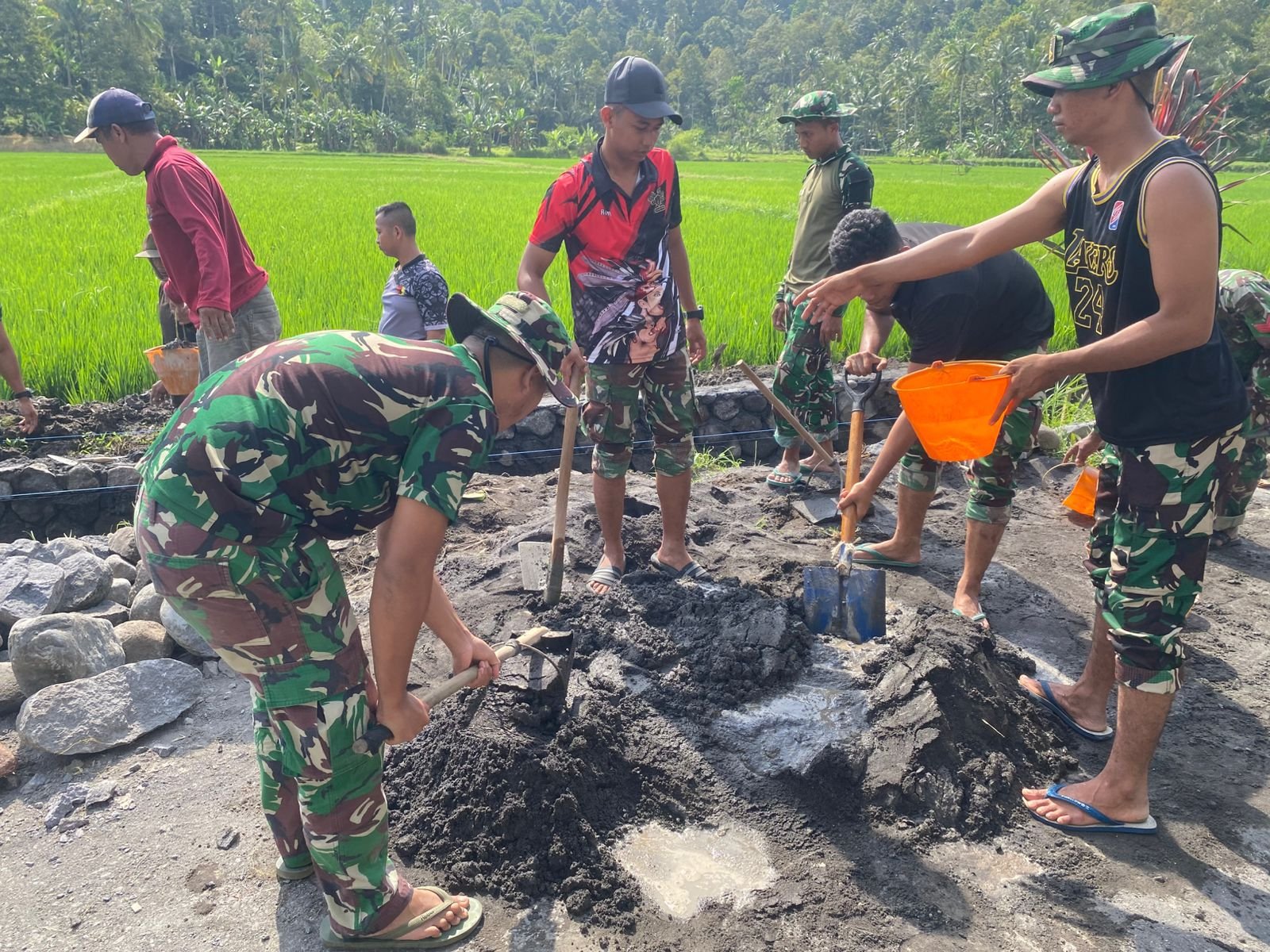 Program TNI Manunggal Membangun Desa (TMMD) ke-126 tahun 2025 terus menunjukkan progres nyata dalam meningkatkan infrastruktur pedesaan. Salah satu kegiatan utama yang dilakukan adalah pembangunan drainase di Dusun Krajan 1A, Desa Lebakharjo, Kecamatan Ampelgading, Kabupaten Malang.