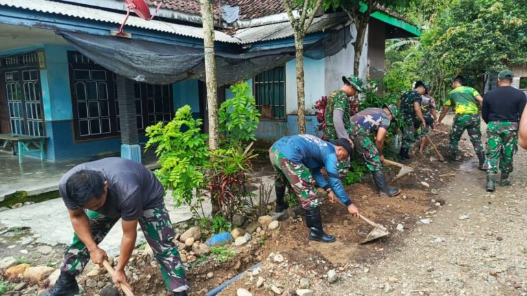 Semangat pantang menyerah terus ditunjukkan oleh anggota Satuan Tugas TNI Manunggal Membangun Desa (TMMD) ke-126 Kodim 0818/Malang-Batu dalam melaksanakan pembangunan di wilayah pedesaan. Serka Agus Widodo, anggota Satgas TMMD dari Yon Armed 1/AY/2/2 Kostrad, bersama personel lainnya tanpa kenal lelah melanjutkan pekerjaan penggalian jalur pipanisasi di Dusun Sengkaringan, Desa Lebakharjo, Kecamatan Ampelgading, Kabupaten Malang.