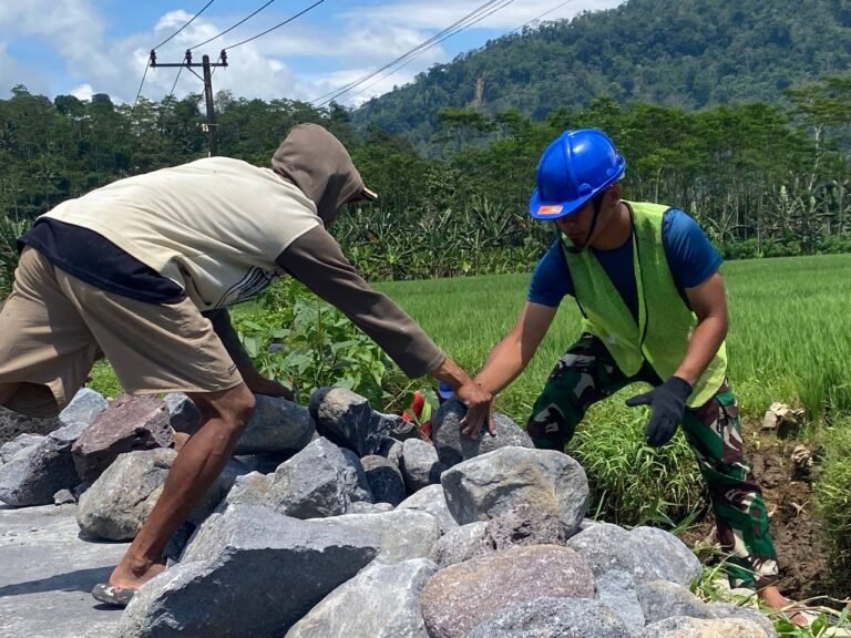 Dalam rangka mendukung peningkatan sektor pertanian, anggota Satgas TNI Manunggal Membangun Desa (TMMD) ke-126 Kodim 0818/Malang-Batu terus menunjukkan semangat pengabdian di Desa Lebakharjo, Kecamatan Ampelgading, Kabupaten Malang. Salah satu kegiatan yang dilakukan yaitu penataan batu untuk peningkatan aliran air pertanian yang dikerjakan bersama masyarakat setempat.
