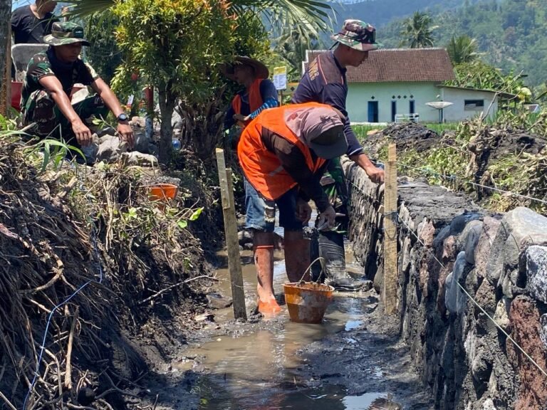Malang – Dalam rangka mendukung kelancaran program TNI Manunggal Membangun Desa (TMMD) ke-126, Satgas TMMD Kodim 0818/Malang-Batu terus melaksanakan kegiatan fisik berupa pembangunan drainase di Dusun Krajan, Desa Lebakharjo, Kecamatan Ampelgading, Kabupaten Malang.