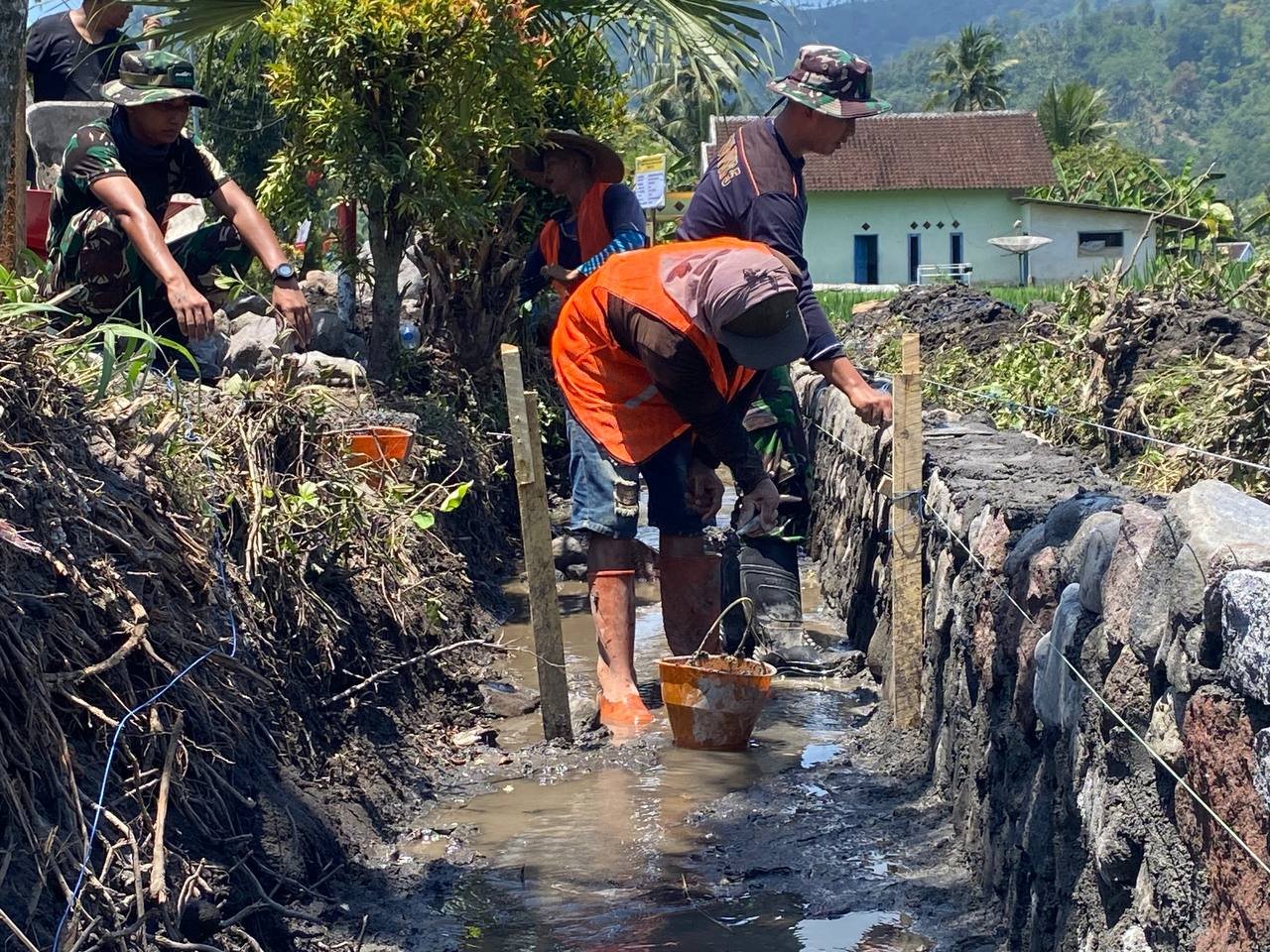 Malang – Dalam rangka mendukung kelancaran program TNI Manunggal Membangun Desa (TMMD) ke-126, Satgas TMMD Kodim 0818/Malang-Batu terus melaksanakan kegiatan fisik berupa pembangunan drainase di Dusun Krajan, Desa Lebakharjo, Kecamatan Ampelgading, Kabupaten Malang.