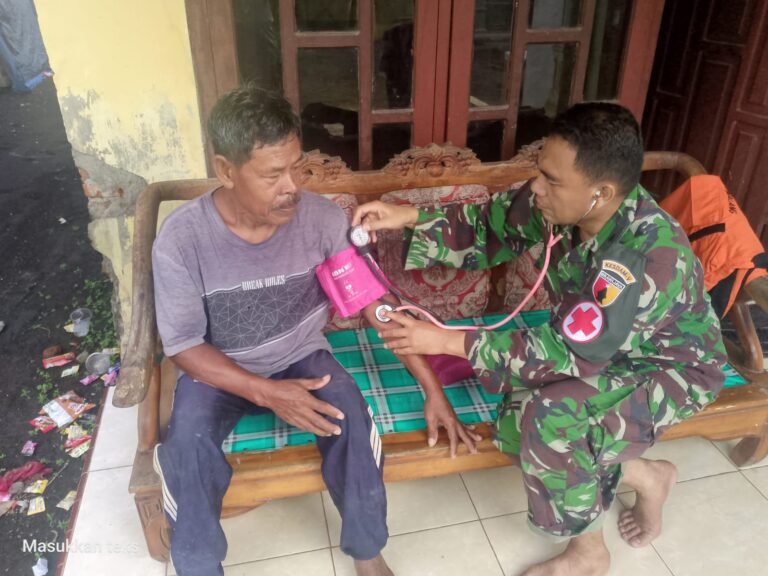 Program TNI Manunggal Membangun Desa (TMMD) ke-126 yang digelar oleh Kodim 0818/Malang-Batu di Desa Lebakharjo, Kecamatan Ampelgading, Kabupaten Malang, tidak hanya fokus pada pembangunan fisik. Kali ini, Satuan Tugas (Satgas) TMMD melaksanakan kegiatan non-fisik yang sangat menyentuh kebutuhan dasar masyarakat, yaitu pemeriksaan kesehatan gratis.