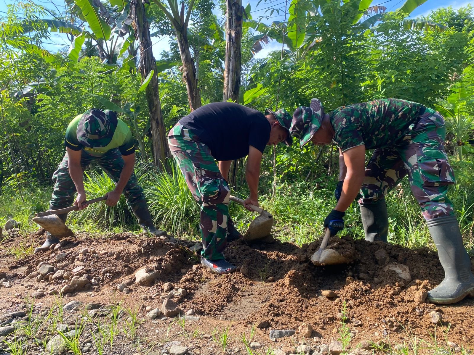 Program TNI Manunggal Membangun Desa (TMMD) ke-126 Kodim 0818/Malang-Batu terus menunjukkan hasil nyata di lapangan. Salah satu sasaran utama dalam program kali ini adalah pemasangan jaringan pipanisasi untuk memenuhi kebutuhan air bersih bagi warga di wilayah Desa Lebakharjo, Kecamatan Ampelgading, Kabupaten Malang.