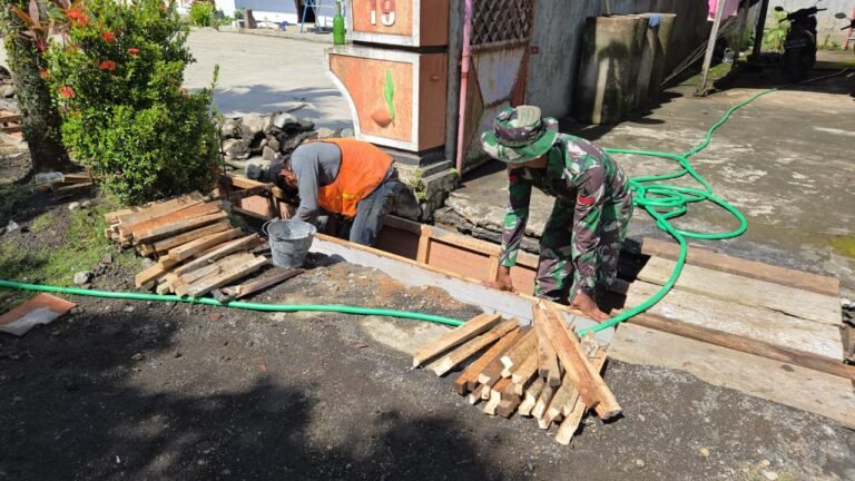 Semangat TNI Manunggal Membangun Desa (TMMD) ke-126 Kodim 0818/Malang-Batu terus berkobar di Dusun Krajan, Desa Lebakharjo, Kecamatan Ampelgading, Kabupaten Malang.