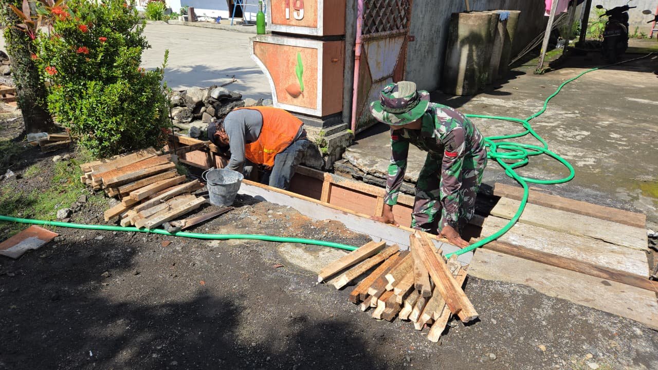 Semangat TNI Manunggal Membangun Desa (TMMD) ke-126 Kodim 0818/Malang-Batu terus berkobar di Dusun Krajan, Desa Lebakharjo, Kecamatan Ampelgading, Kabupaten Malang.