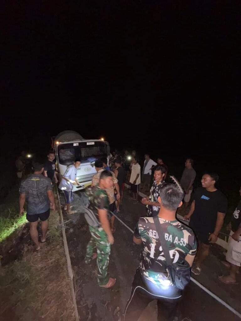 Suasana sore hingga malam hari di Dusun Sukomaju B, Desa Lebakharjo, Kecamatan Ampelgading, Kabupaten Malang, tampak begitu hidup dan penuh semangat. Di tengah udara malam yang sejuk, suara cetok dan deru molen cor terdengar bersahutan.
